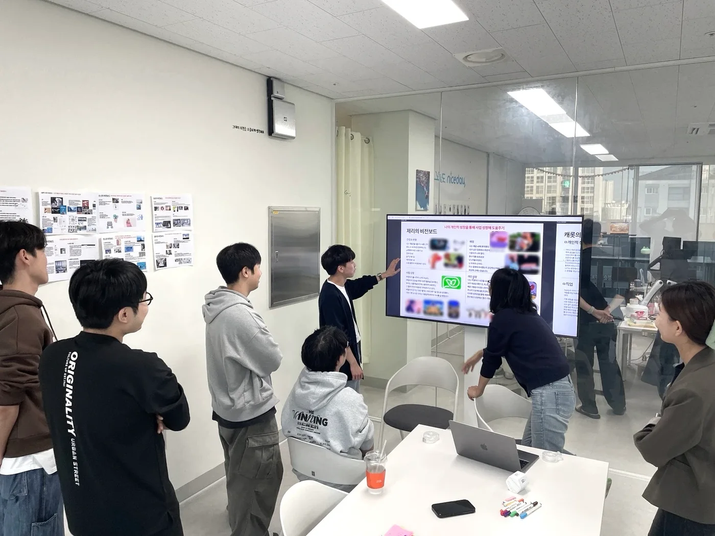 구성원들이 각자의 비전보드를 공유하는 모습
