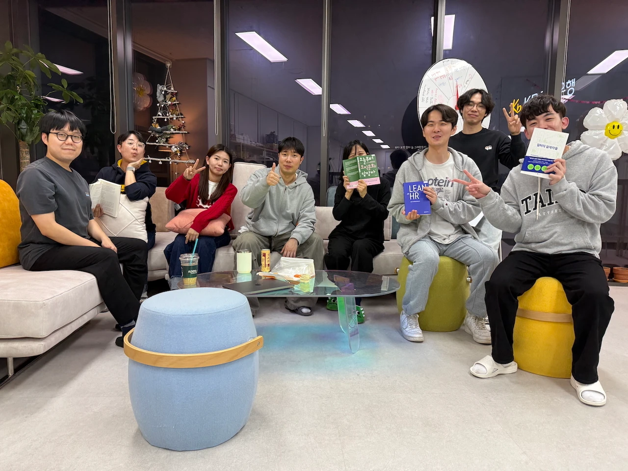 조직문화를 주제로 스터디를 하는 CTF 구성원들